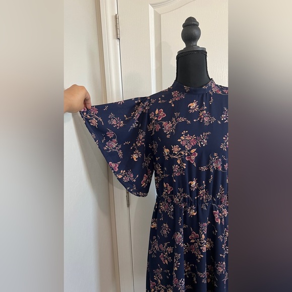 Lumiere Chiffon Floral Open Back High Neck Flutter Sleeve Dress Size Small

#4 - Picture 7 of 9